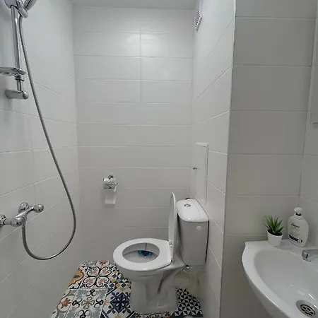 Airport Apartment *
